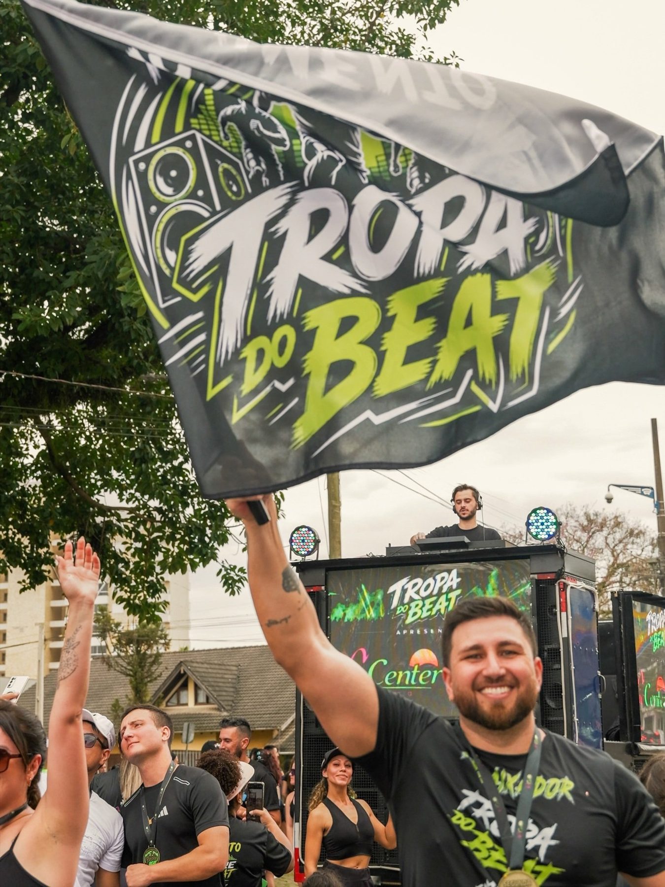 Bandeira da Tropa, participantes e DJ na terceira edição